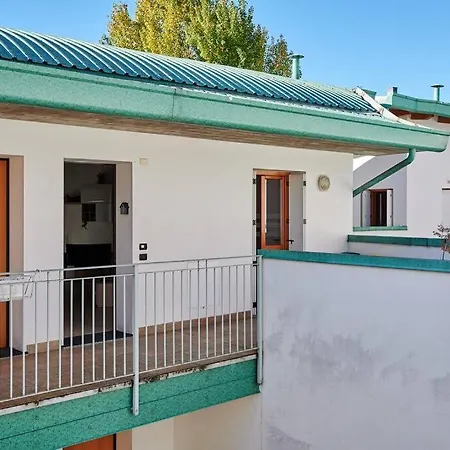 Airport 8 Min A/c - Netflix- Free Parking Apartment *